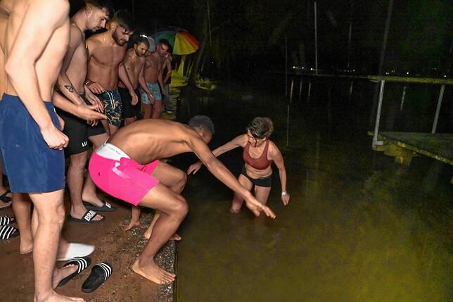 Nach speziellen Atemübungen geht‘s ins zwei Grad kalte Wasser des Salinensees.