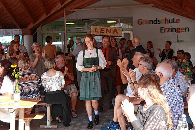 Lena Stoll wird unter viel Beifall der Zuschauer zur Krönung geführt.
