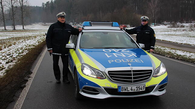 Werner Hepp und Sascha Hoffmann vor ihrem Streifenwagen. Sogar kleine Unfälle ohne nennenswerte Schäden sind oft zeitintensiv und binden ...