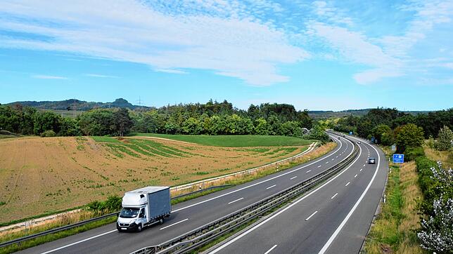 Das blaue Schild rechts weist auf den A&nbsp;98-Parkplatz Nellenburg-Süd hin. Ursprünglich war links auf Orsinger Gemarkung ein ...