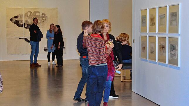 Das Kunstmuseum Singen zeigt bis zum 14. Januar großformatige Tuschen, Malerei und Fotografien der Künstlerin Elly Weiblen. Bild: ...