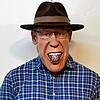 Als Corona-Knacker: Holzbildhauer Hans-Georg Benz, dem auch das Virus den Humor nicht nehmen konnte.