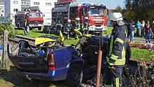 Eine aufwendig inszenierte Trainingssituation für die Meßkircher Feuerwehr: Ein Zug ist mit einem Auto auf den Gleisen der Ablachtalbahn ...