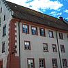 Der spätgotische Staffelgiebelbau auf der gegenüberliegenden Seite des Rathauses ist eines der markantesten, stadtbildprägenden Gebäude. ...