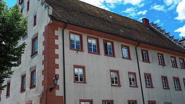 Der spätgotische Staffelgiebelbau auf der gegenüberliegenden Seite des Rathauses ist eines der markantesten, stadtbildprägenden Gebäude.