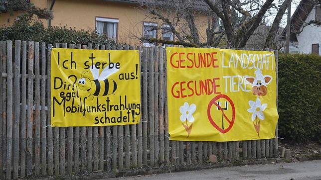 Emotionen schlagen hoch: Plakate wie diese sprechen sich gegen Mobilfunkstrahlung aus. Sie hängen in Erdmannsweiler. Bilder: Albert Bantle