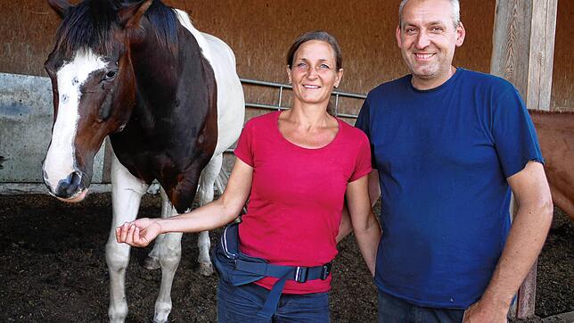 Brigitte und Tobias Marquart, hier mit Pferd Fleet, betreiben den Pferdehof in Ittendorf und haben ihre Anlage nun um einen weiteren ...
