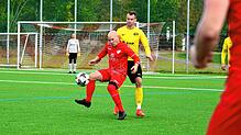 Florian Herbst (links) und Marcel Waldvogel kämpfen um den Ball. Beide Mannschaften nehmen einen Punkt mit nach Hause.