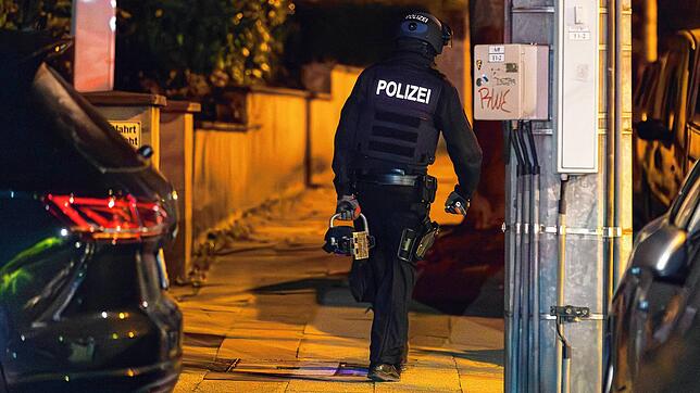 Razzia gegen rechtsextreme Gruppierung: Wie hier in Essen haben Polizisten Objekte in zwölf Bundesländern durchsucht. ...