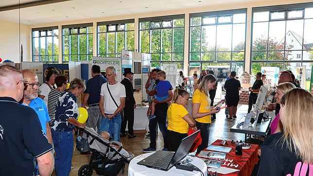 Bei der zweiten Tischmesse des Bundes der Selbständigen in der Immendinger Donauhalle herrscht großer Besucherandrang. Die Aussteller ...