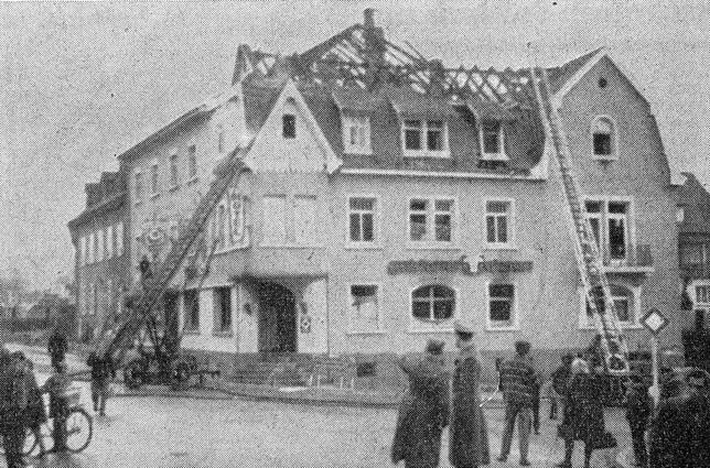 Die Feuerwehr war am Morgen nach dem Brand des Goldenen Ochsen noch im Einsatz. Dieses Foto erschien am Montag, 2. Januar 1966, im ...