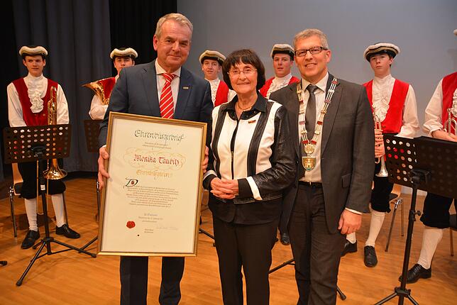 Den Ehrenbürgerbrief der Stadt Meersburg bekam Monika Taubitz vor großem Publikum in der Sommertalhalle von Bürgermeister Robert Scherer ...
