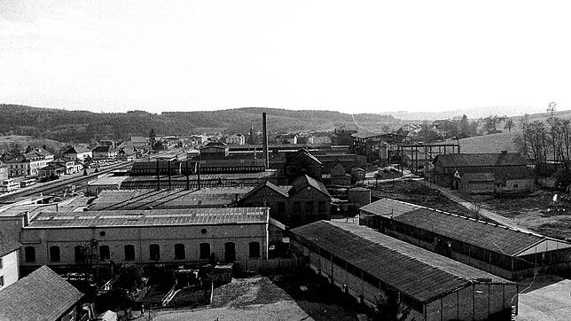Ein Blick auf das Fahr-Areal, vermutlich vom ZG-Turmgebäude aus. Links im Hintergrund ist der Bereich des Bahnhofs zu sehen. Manche ...