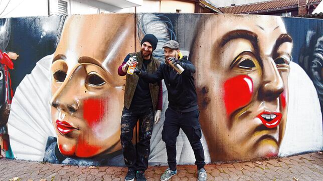 Jonas Fehlinger (rechts) und Steffen Schulz haben das aufwendige Graffiti am Gerbereck geschaffen.