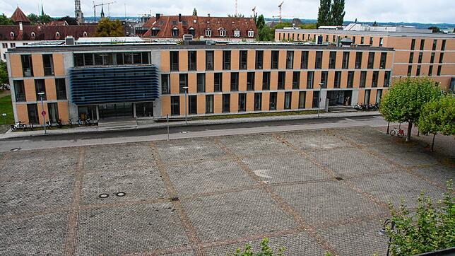 Groß und leer zeigt sich der Benediktinerplatz in Petershausen. Die SPD hat Vorschläge für die Umgestaltung. Doch wie bei so vielen ...