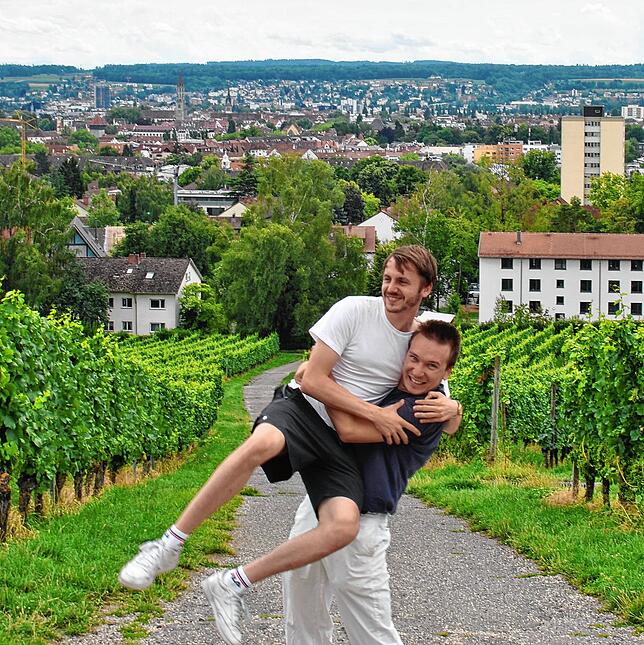 Vom Bismarckturm aus kann die Stadt überblickt werden &ndash; das wissen auch YZ (links) und Philipp, die viel mit dem Ort verbinden.