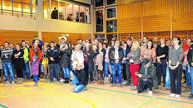 Am Sonntag verfolgen die zahlreichen Bürger in der Bundschuhhalle in Herdwangen gespannt die Verkündung der Ergebnisse. Für musikalische ...