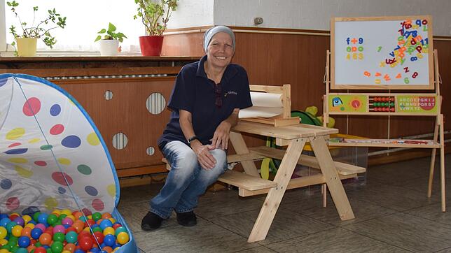Feuerwehrfrau Elsbeth Richert hat immer ein offenes Ohr für ihre Kameraden. Und für deren Kinder hat sie eine Spielecke eingerichtet.