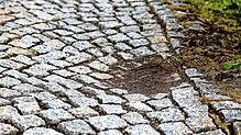 Der Weg zwischen altem und neuem Friedhof hat starke Setzungen und wird jetzt auf 30 Metern Länge saniert. Bild: Kommert
