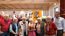 Brigitte und Klaus Adam aus Hamburg (Mitte) werden für ihre große Treue zu Brenden als Urlaubsgäste geehrt. Foto: Sigrid Enderle