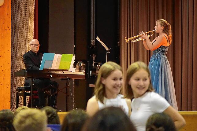 Antonia Ney (r.) – Jahrgangsbeste im Fach Musik – begeisterte das Publikum an der Trompete, begleitet von Musiklehrer Markus Fiederer. ...