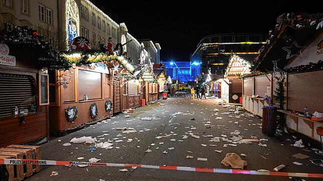Ein Blick auf den abgesperrten Weihnachtsmarkt in Magdeburg.