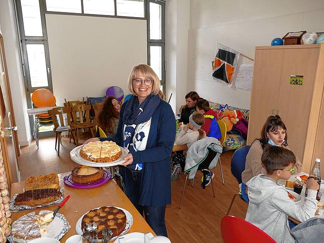 Mona Martin hilft der Kolpingsfamilie Rielasingen bei der Kuchenausgabe in der Pfarrscheuer.