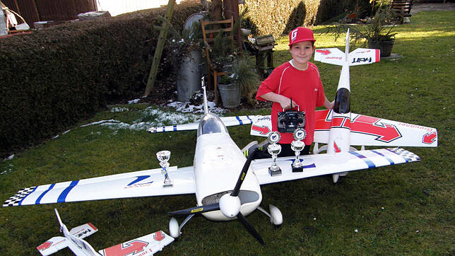 Der neunjährige Matthis Schulte aus Allensbach mit ein paar seiner Flieger. Der junge Modellflugpilothat schon diverse Pokale gewonnen. ...