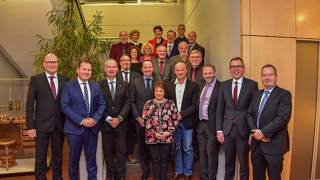 Etliche Arbeitsjubilare wurden bei Schmidt Technology geehrt. Vorne links Bürgermeister Michael Rieger, Marcel Trogisch (IHK) und Oliver ...