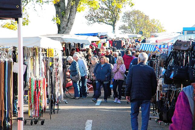 Schon früh am Morgen waren viele Besucher auf dem Markt.