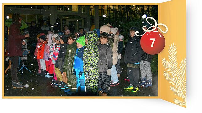 Als die Schneeflocken niedergingen, begannen die Büsinger Grundschulkinder zu singen.