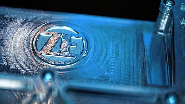 Ein ZF-Logo prangt auf einem Metallgehäuse.