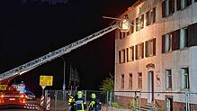 Auch die Drehleiter ist im Einsatz, um den Schwelbrand zu bekämpfen. Foto: Feuerwehr Triberg