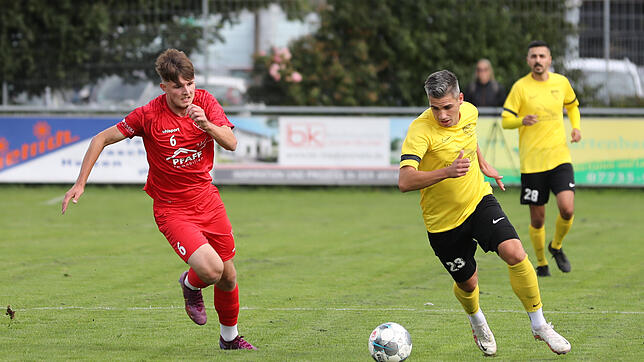 Der Öhninger Felix Wäschle (rechts) traf vier Mal in der Partie gegen den 1. FC Rielasingen-Arlen II (Deniz Ortancioglu). Die verrückte ...