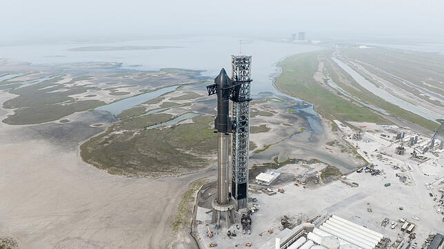 Die 120 Meter hohe Starship-Rakete steht auf der Startrampe nahe Brownsville (Texas).