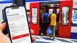 Eine Information zum Kauf des Deutschlandtickets ist auf dem Display eines Smartphones am Hauptbahnhof Hannover zu sehen. Ab 2026 soll ...
