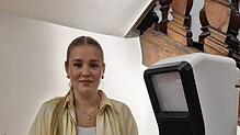 Ronja Maier vom Bürgerbüro vor der Fotokabine im Waldshuter Rathaus. Foto: Stadt