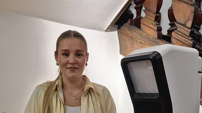 Ronja Maier vom Bürgerbüro vor der Fotokabine im Waldshuter Rathaus. Foto: Stadt