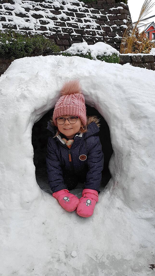 Felicitas Hahn (3 Jahre) aus Riedöschingen liebt es Schneehöhlen zu bauen und darin zu spielen. Bild: Conny Hahn.