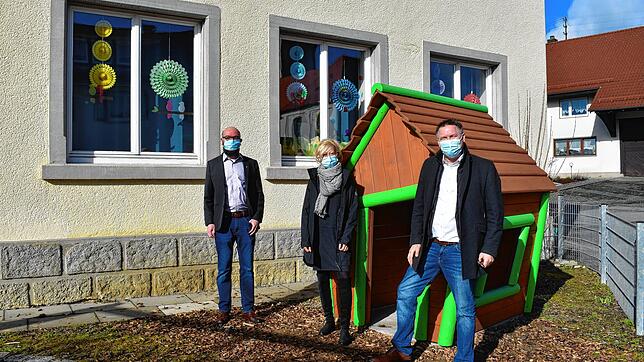 Pfarrer Dominik Rimmele (links) freute sich mit Kindergartenleiterin Eva Renner und Bürgermeister Alois Fritschi über das neue ...