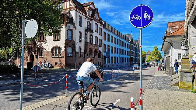 Der Rheinsteig hat einen breiten Rad- und Fußgängerweg stadteinwärts. Doch auf der anderen Straßenseite darf nicht geradelt werden.