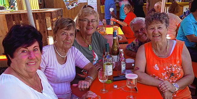 Der Frauenstammtisch mit Irmgard Dauer, Karin Kraus, Waltraud Bergmann, Irma Blum und Ute Eisenhauer genießt den Wein auf dem ...