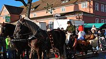 Wenn der Nikolaus in der Pferdekutsche kommt wie hier im Jahre 2019, dann ist der Christkindlemarkt eröffnet.