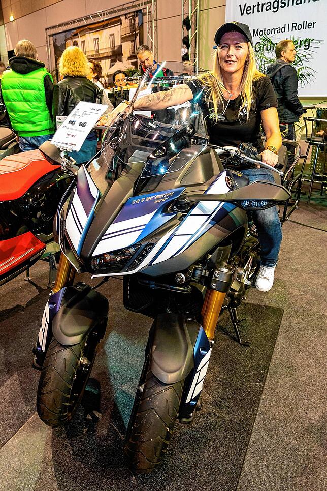 Damaris Effinger führt die „Niken“ vor, ein neuartiges Motorrad mit drei Rädern. Viel einfacher und sicherer zu fahren als ...