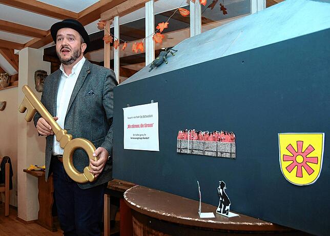 Clemens Scheidweiler stellt den neuen „sturmreifen“ Entwurf fürs Rathaus vor, samt wiedergefundenem Rathausschlüssel.