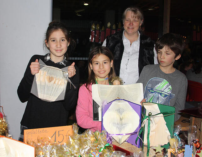 Recycling der schönen Art: Ceylin (links) und Jana (Zweite von links) aus der sechsten Klasse verkauften auf dem Weihnachtsbasar im ...