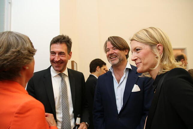 Ein seltenes Bild – Oberbürgermeister Erik Pauly (von links) besucht zum ersten Mal die Vernissage des Kunstprojektes des ...