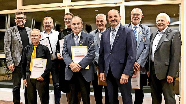 Die Geehrten für 60 Jahre und die geehrten Dirigenten mit den Laudatoren (von links): Niko Reith, Karl-Heinz Hermann, Matthias Mayer, ...