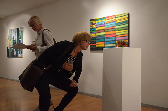 Ganz genau nimmt Kunsthistorikerin Andrea Dreher einen Kunst-Hamburger in Augenschein. Bild: Jörg Büsche