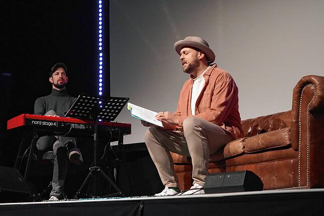 Auf der knautschigen Ledercouch im Ali-Theater las Max Mutzke aus seinem Kinderbuch &bdquo;Komm mit ins Paradies der Träumer&ldquo;.